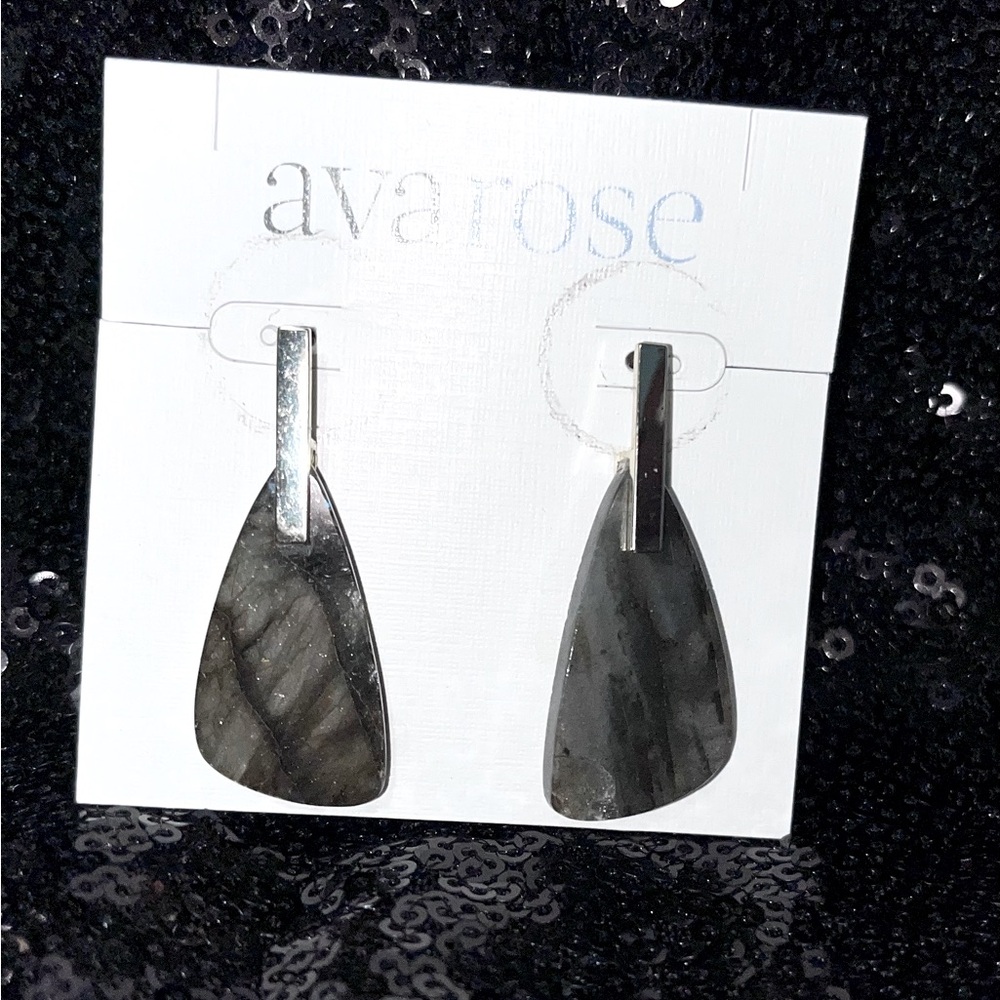 AVAROSE GREEN STONE EARRINGS NEW! ❤️